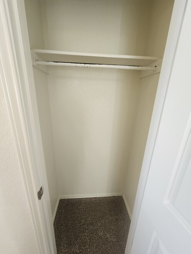 Building Photo - 2 story townhome, 2 bed 2.5 bath