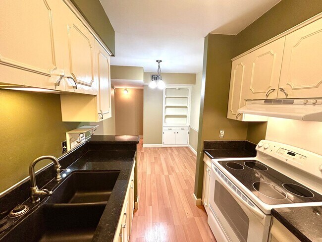 Building Photo - MOVE IN SPECIAL Upstairs Condo with Premium Amenities & Hardwood Floors!
