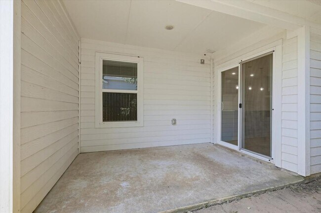 Building Photo - 104 S Jordan St