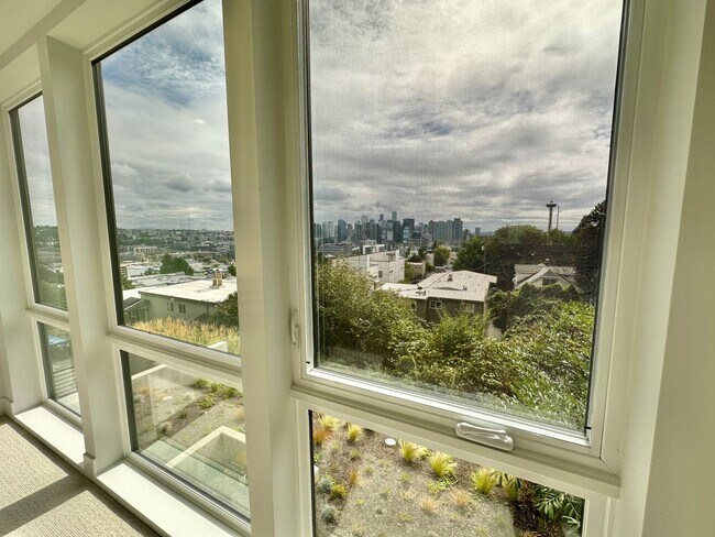 Building Photo - Stunning Queen Anne Home - Incredible Views! Available 10/1/2026!
