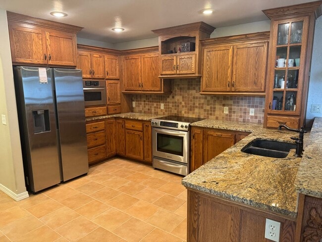 Building Photo - 5 Bedroom | 3 Bathroom | 3 Car Garage | Wa...