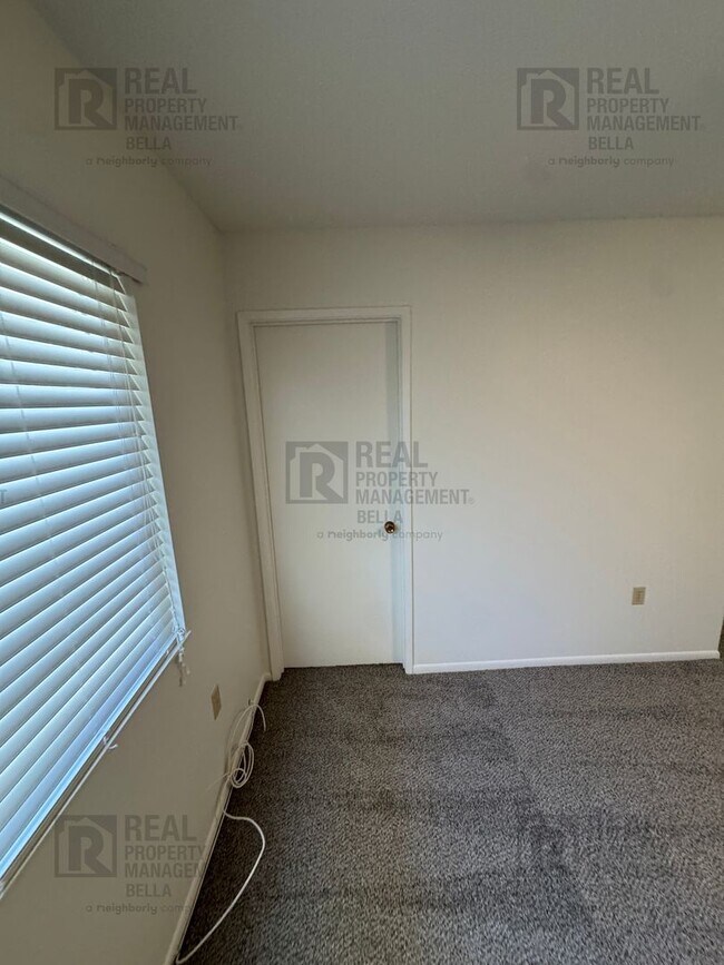 Building Photo - Spacious 3-Bedroom Home with Sunroom & Upg...