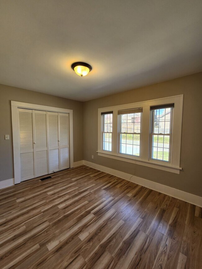 Building Photo - Oakley Rental with Most Utilities Included!