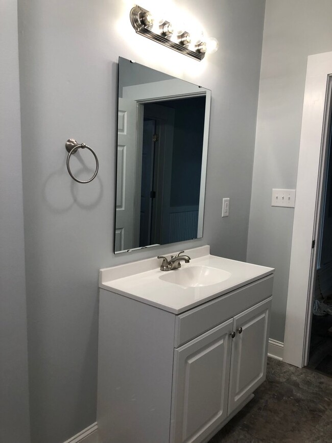 Building Photo - Two Bedroom Home - Hardwood Floors - Updat...