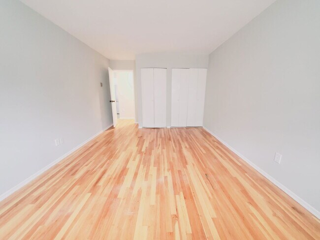 Building Photo - 637 Cove Rd