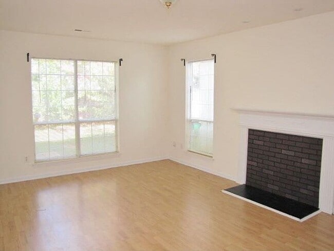 Building Photo - Lovely 3-Bedroom Home in the Hilltop/Faire...