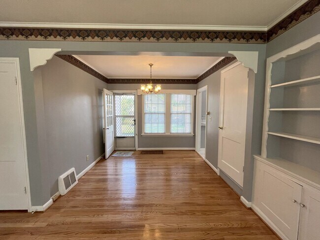 Building Photo - Spacious Multi-Level Living with Vaulted Ceilings and Backyard Access