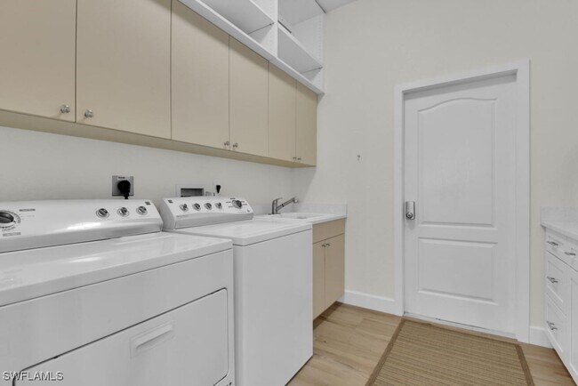 Building Photo - 4022 SW 29th Ave