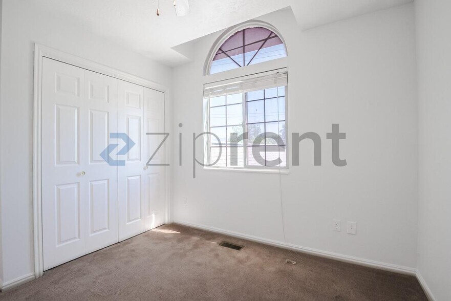 Building Photo - Unit