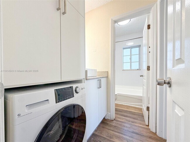 Building Photo - 5231 Geneva Ct