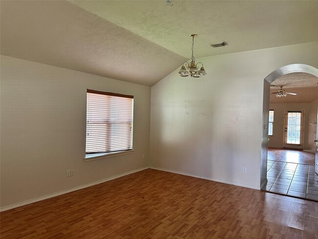 Building Photo - 4527 Estate Dr