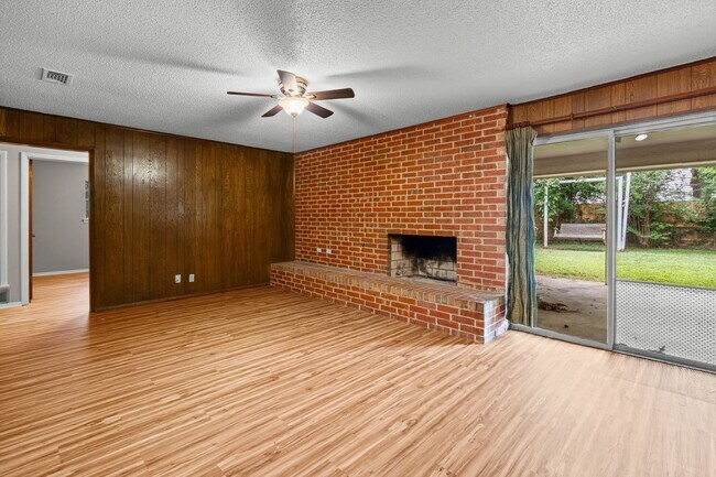 Building Photo - Classic in Cleburne