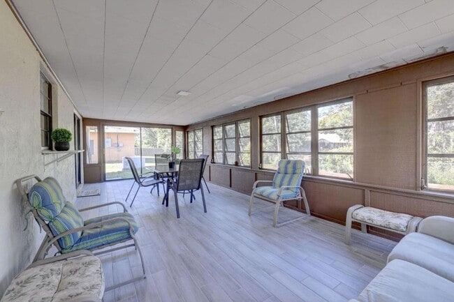 Building Photo - 543 SE Greenway Terrace