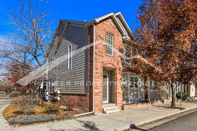 Building Photo - Spacious Townhouse with Fenced Patio and Washer/Dryer