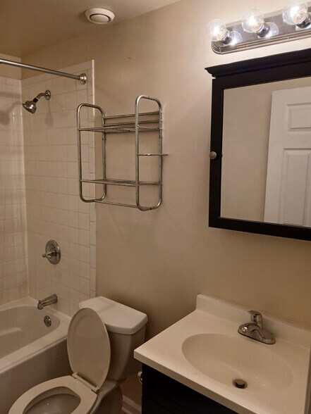 Building Photo - 7001 Chain Fern Ct