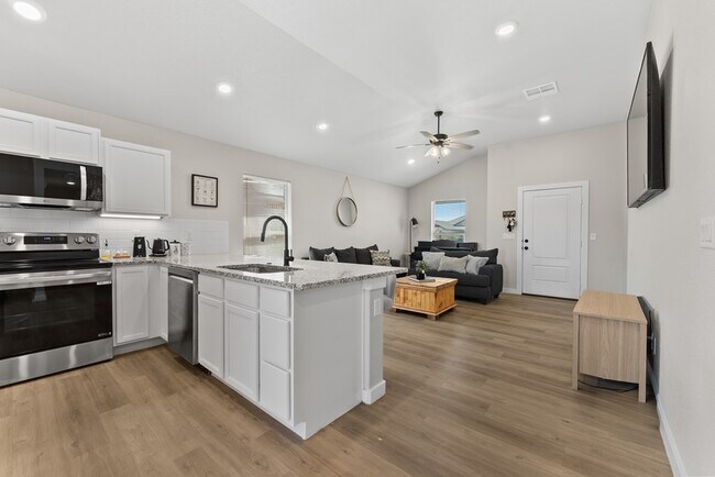Building Photo - 401 Farmstead Ln
