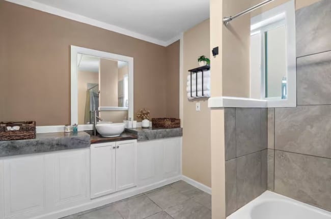 Building Photo - 719 E 9th Ave