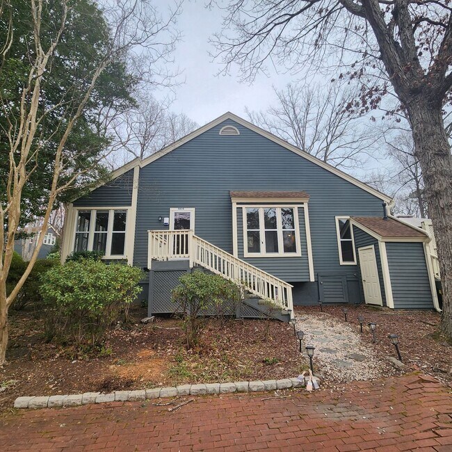 Building Photo - Beautiful End unit Townhome for rent