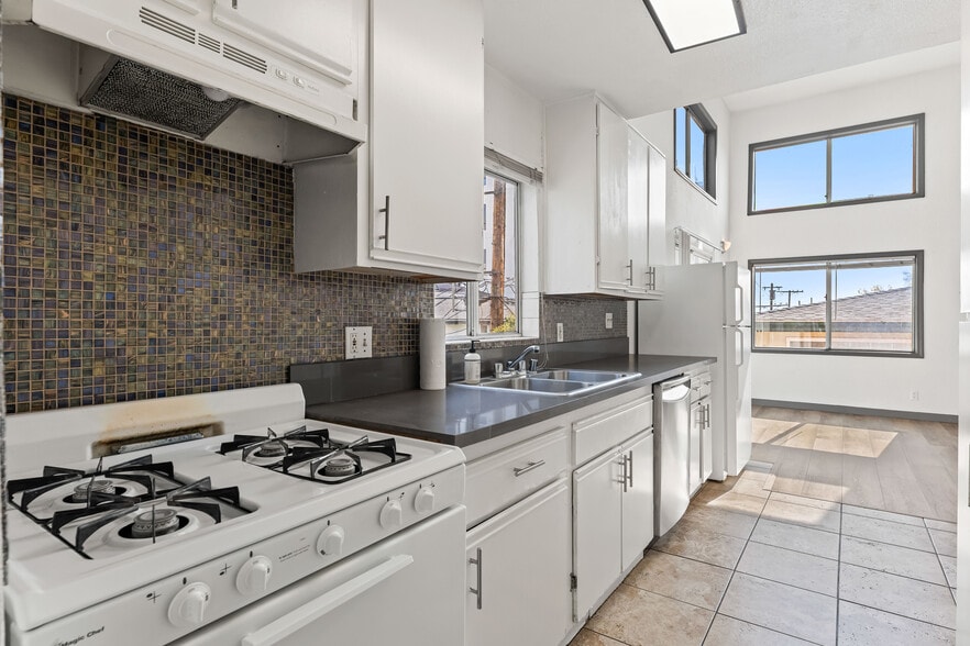 Building Photo - 1540 S Fairfax Ave