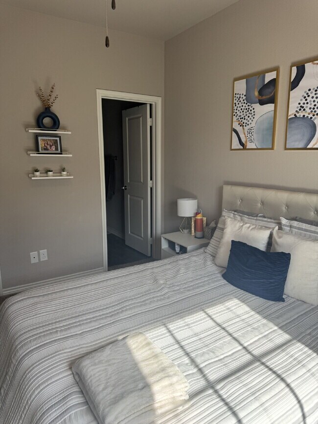 Building Photo - "Spacious 4-Bed, 4.5-Bath Townhouse Retreat in College Station!"