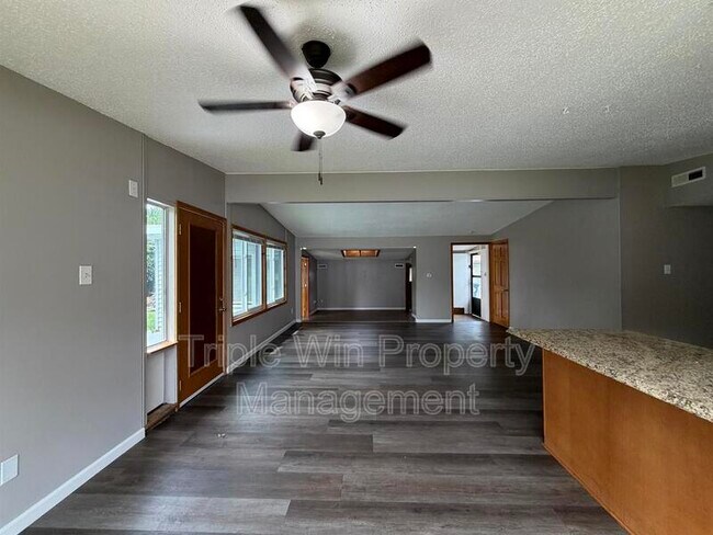 Building Photo - 810 St Anthony Ln