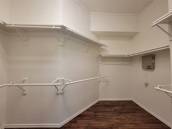 Building Photo - 1020 Parkwood Trail