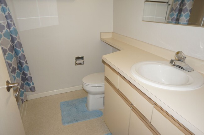 Building Photo - S. Landing 2 bedroom condo with Willamette...