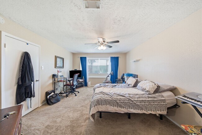 Building Photo - 411 Forest Hills Dr