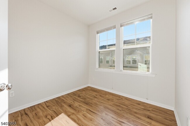 Building Photo - 6 Bond St