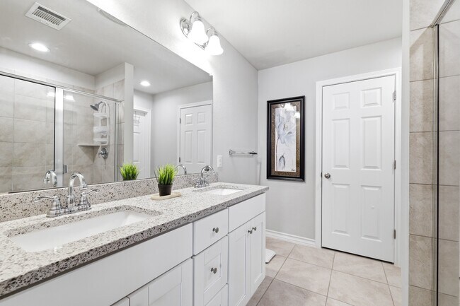 Building Photo - 5602 Chestnut Xing