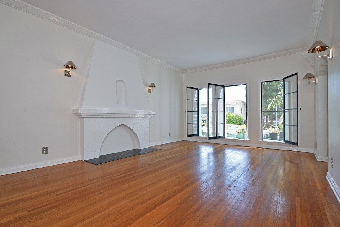 Building Photo - 724 S Genesee Ave