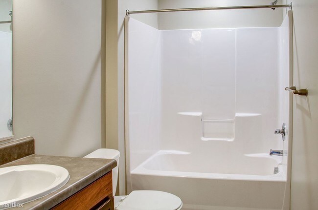Building Photo - 3 br, 1 bath Apartment - Brennan Pointe II