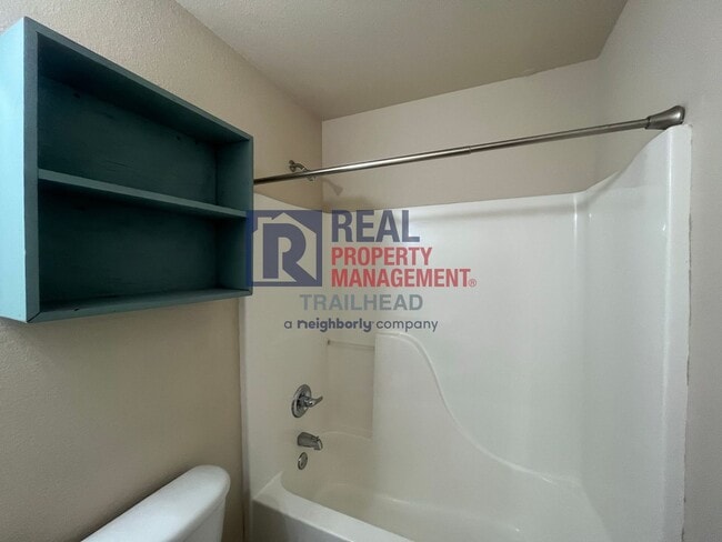 Building Photo - Welcoming - 3 Bed/2 Bath - Move In Ready!