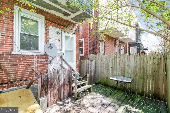 Building Photo - 2230 S 70th St