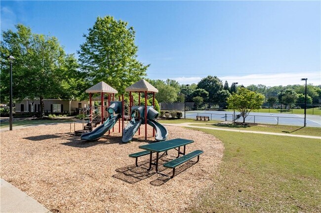 Building Photo - 4910 Belcrest Way