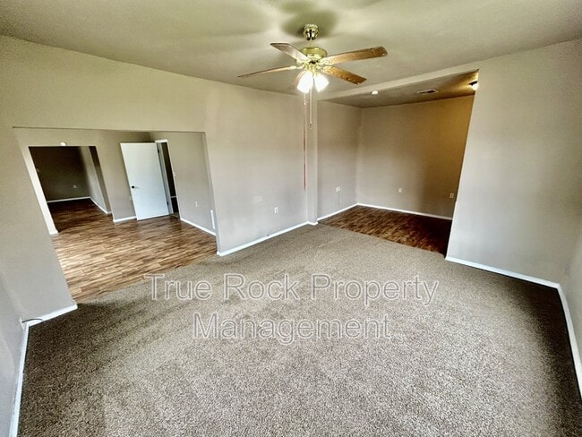 Building Photo - 716 E 9th St