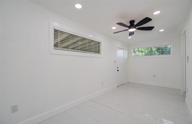 Building Photo - 7530 Park Pl Blvd