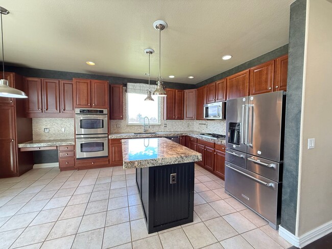 Building Photo - Your Colorado Oasis Awaits! 4 Bed, 3.5 Bat...