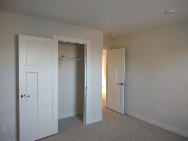 Building Photo - $300 OFF THE FIRST FULL MONTH's RENT!!! Su...