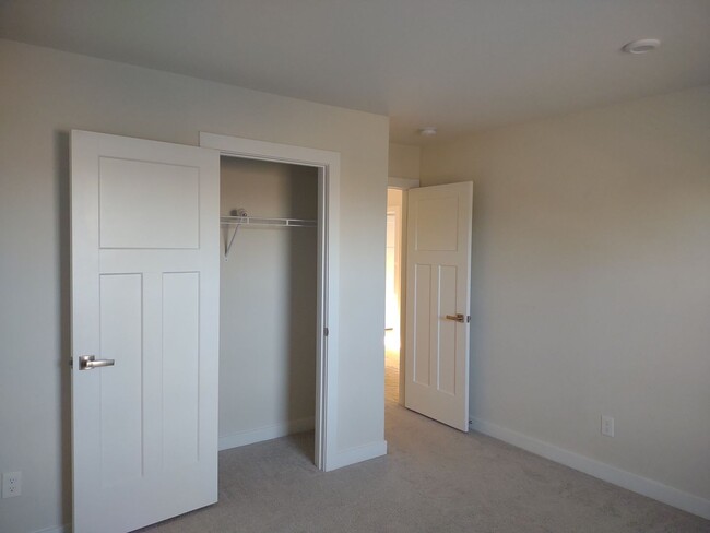 Building Photo - Superlative 6 Bedroom, 5 Bathroom Home in ...