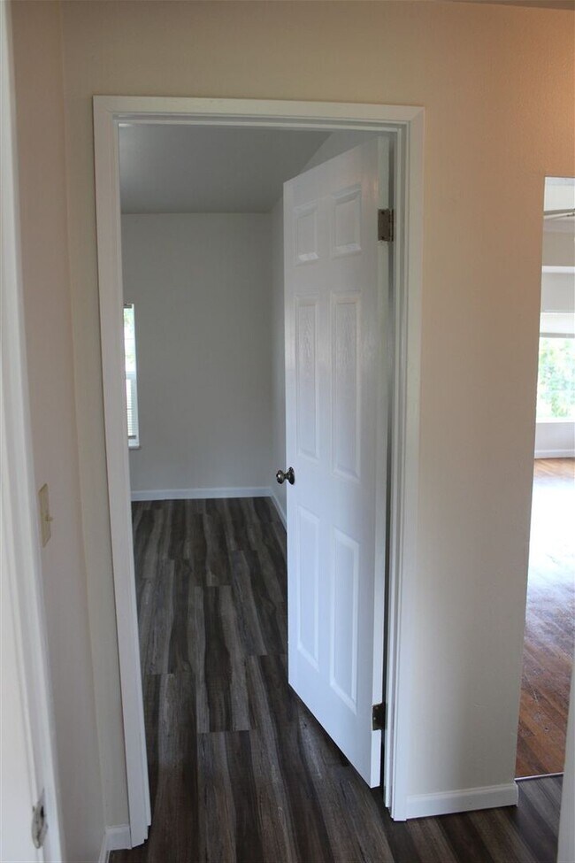 Building Photo - 3 Bedroom, 1.5 Bathroom House! Available now!
