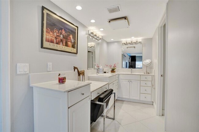 Building Photo - 1150 Hillsboro Mile Unit 1016