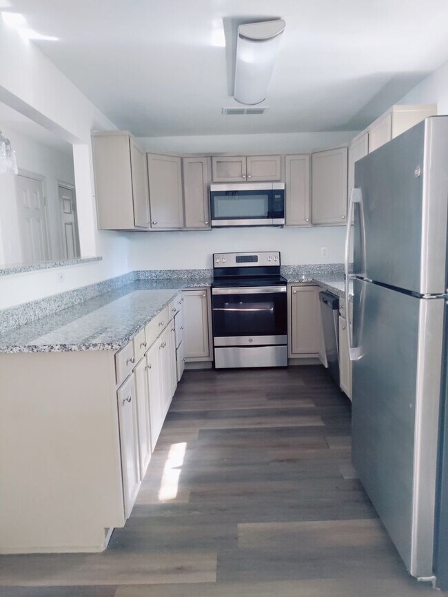 Building Photo - 3 Bedroom House