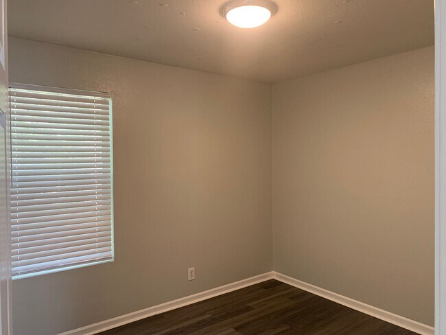 Building Photo - Super cute and updated with fresh paint, new floors, some fixtures, and all appliances.