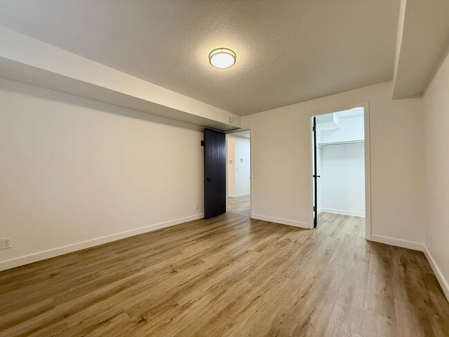 Building Photo - Completely Updated 1 Bedroom Condo in Holl...