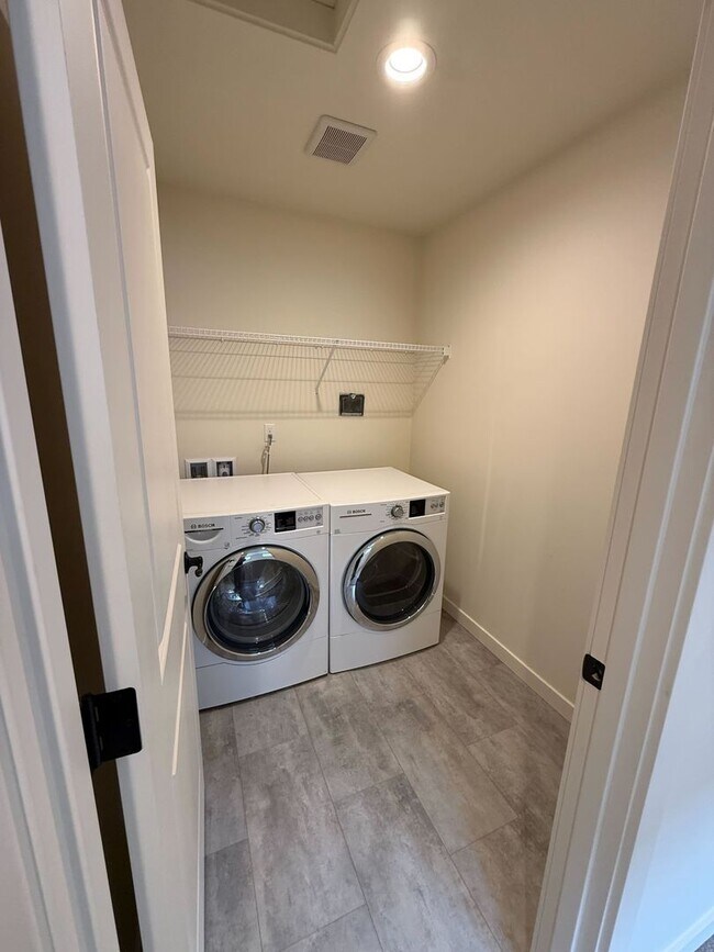 Building Photo - Immaculate 3B/2.5Ba Home in Ridgefield! Available NOW!