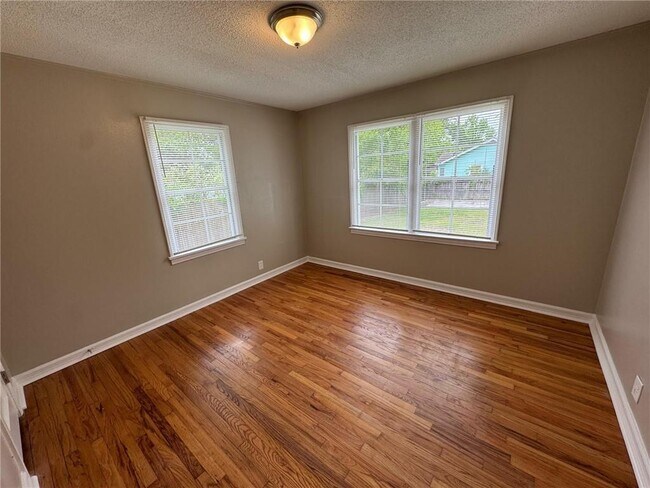 Building Photo - 900 Courtney St