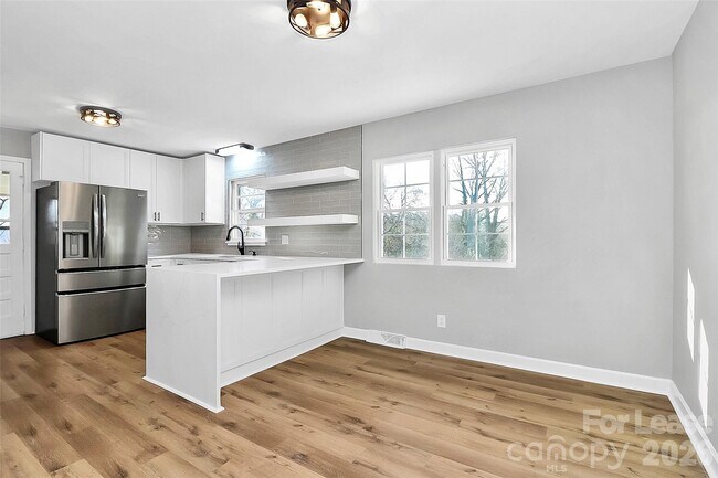 Building Photo - 526 Julia Ave