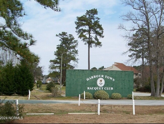 Building Photo - Exquisite One Level Townhome Quarterdeck Townes 2x2 Riverbend