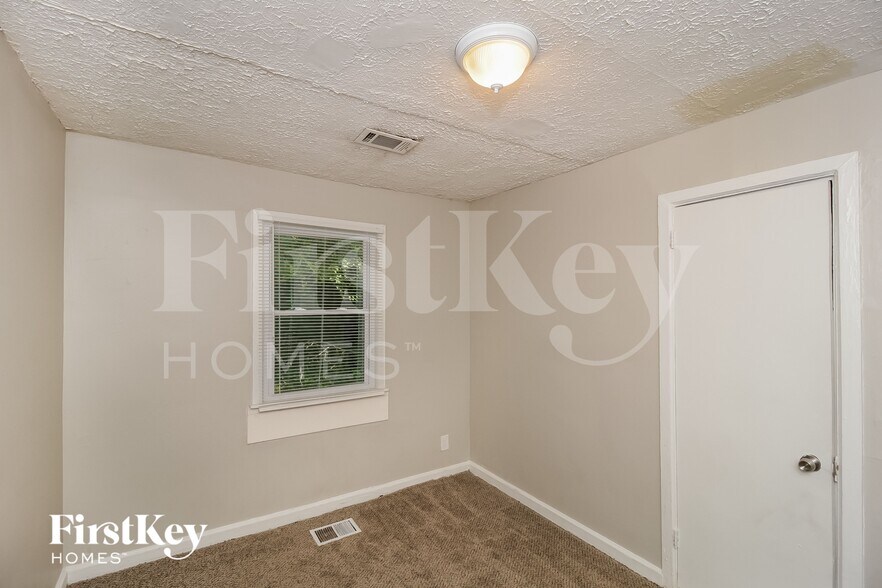 Building Photo - 1800 Oakmont Dr NW